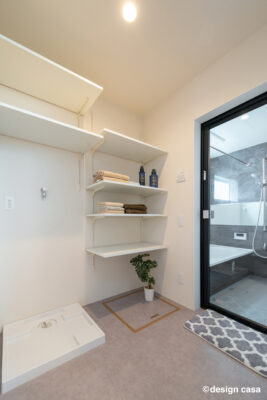 デザインカーサ注文住宅施工例での脱衣室可動棚