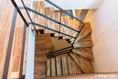design casa での新築住宅施工例｜二階から鉄骨階段を見下ろす