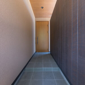 長崎県で建てる注文住宅の平屋casa piatto 玄関アプローチ