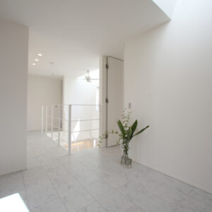 大村市での注文住宅casa cube施工例、寝室から階段ホールを見る