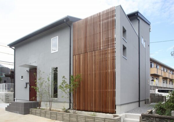 長崎県諫早市の注文住宅（M様邸）の縦格子が印象的な正面