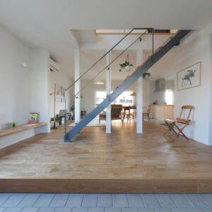 長崎県で建てる注文住宅casa liniere の玄関から室内を見る
